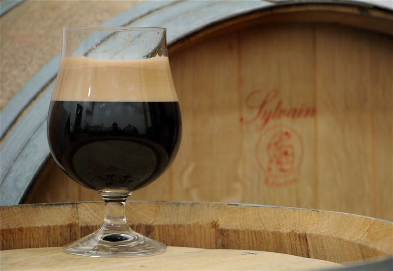 A stout resting on an oak barrel
